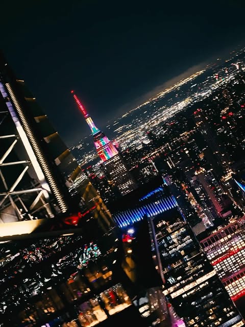 Vista noturna de cidade durante turnê internacional
