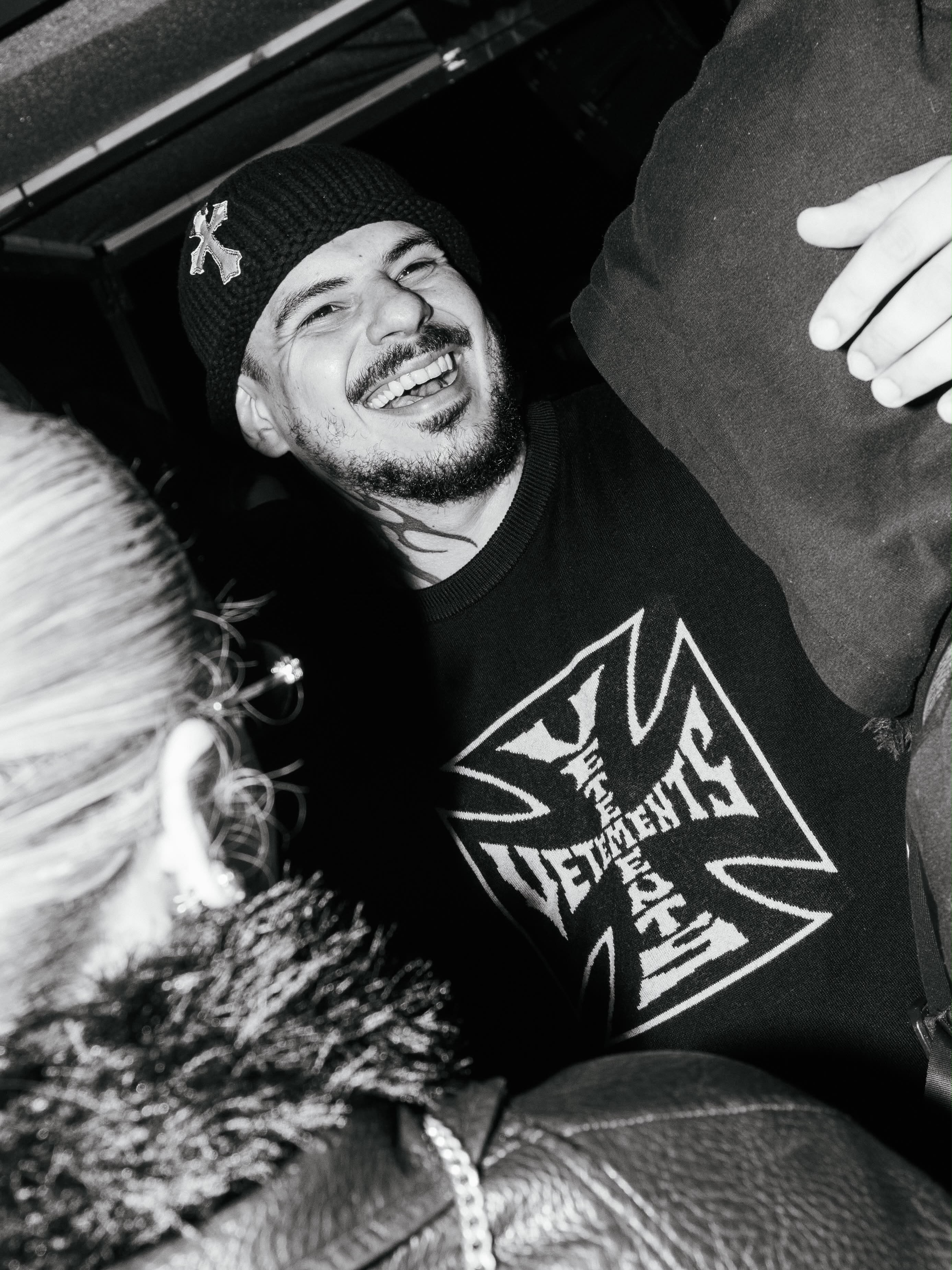 Vintage Culture sorrindo